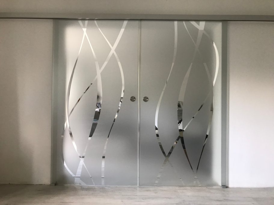 Glas-Schiebetür mit modernem, geschwungenem Muster in Silber.